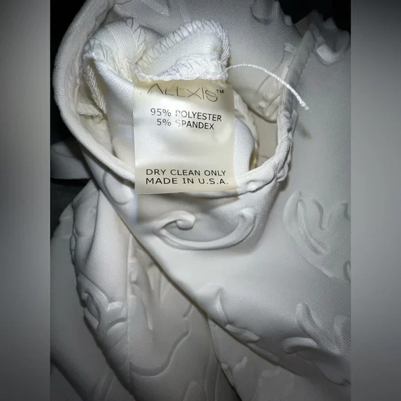 Alexis Westman Floral Embossed Romper Off White Ivory Sleeveless Ruffle Sz M 615 - Picture 4 of 5